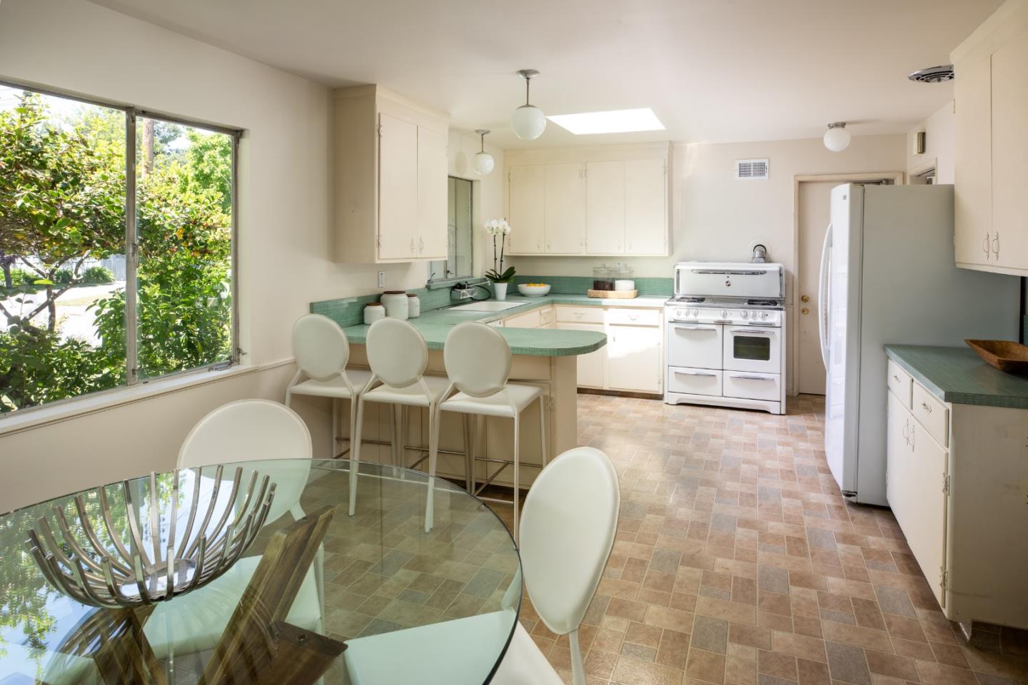 Detail Gallery Image 8 of 29 For 939 Carmel Ct, Los Altos,  CA 94022 - 3 Beds | 2 Baths