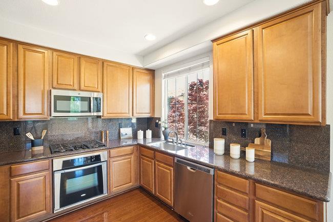 Detail Gallery Image 10 of 37 For 937 Mente Linda Loop, Milpitas,  CA 95035 - 2 Beds | 2 Baths