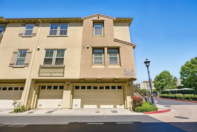 Detail Gallery Image 2 of 37 For 937 Mente Linda Loop, Milpitas,  CA 95035 - 2 Beds | 2 Baths