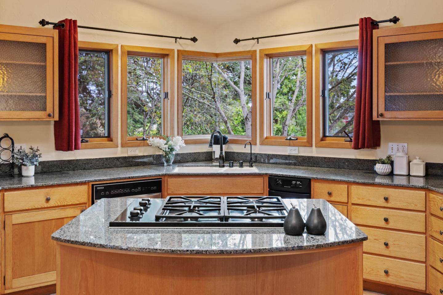 Detail Gallery Image 4 of 29 For 901 Capitola Ave, Capitola,  CA 95010 - 4 Beds | 3/1 Baths