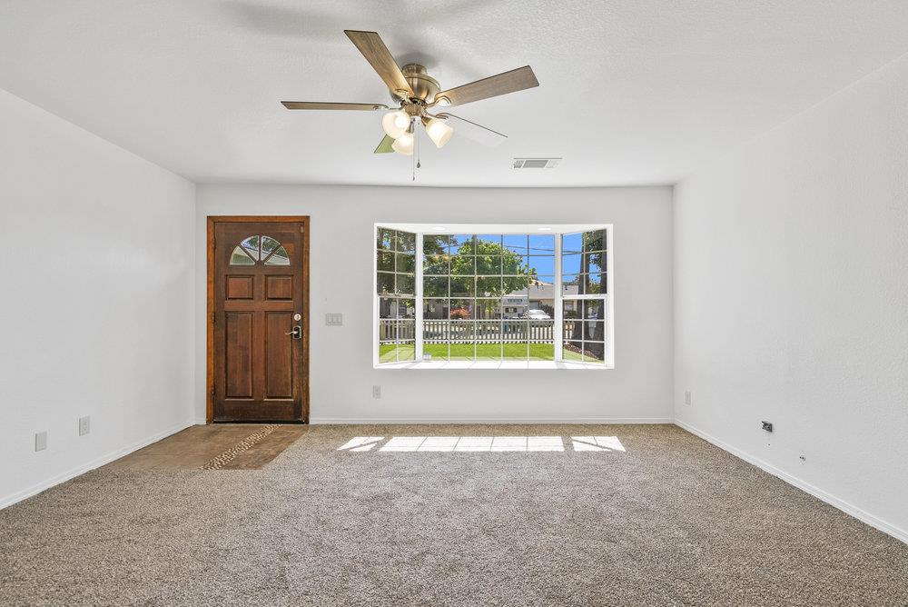 Detail Gallery Image 12 of 47 For 22 Line St, Hollister,  CA 95023 - 3 Beds | 2 Baths