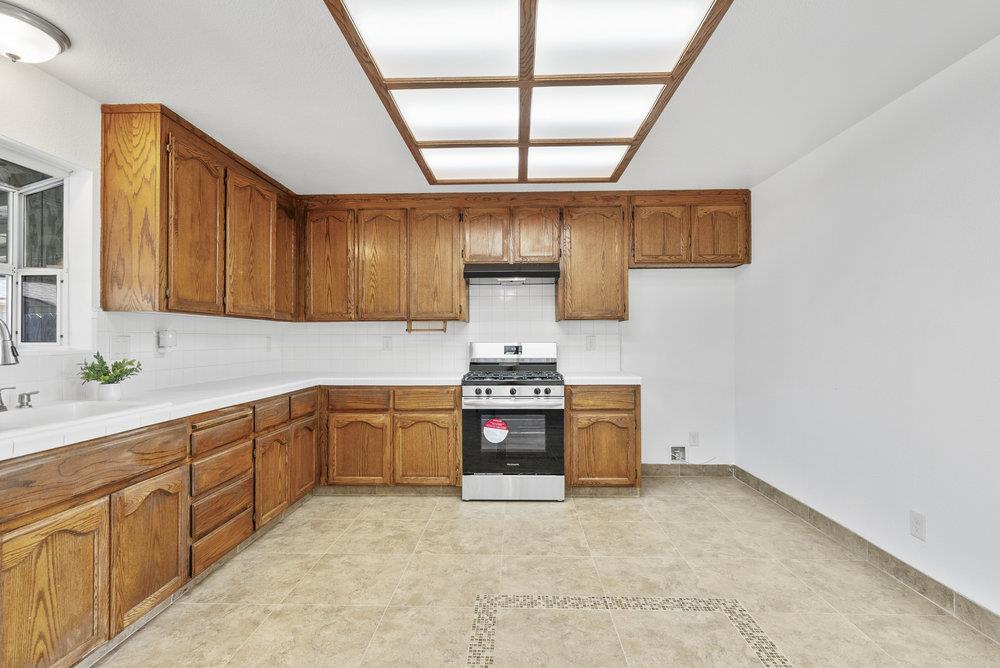Detail Gallery Image 14 of 47 For 22 Line St, Hollister,  CA 95023 - 3 Beds | 2 Baths