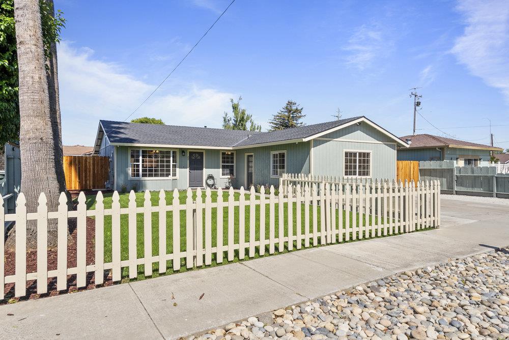 Detail Gallery Image 2 of 47 For 22 Line St, Hollister,  CA 95023 - 3 Beds | 2 Baths