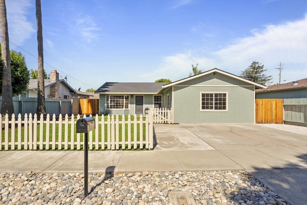 Detail Gallery Image 4 of 47 For 22 Line St, Hollister,  CA 95023 - 3 Beds | 2 Baths