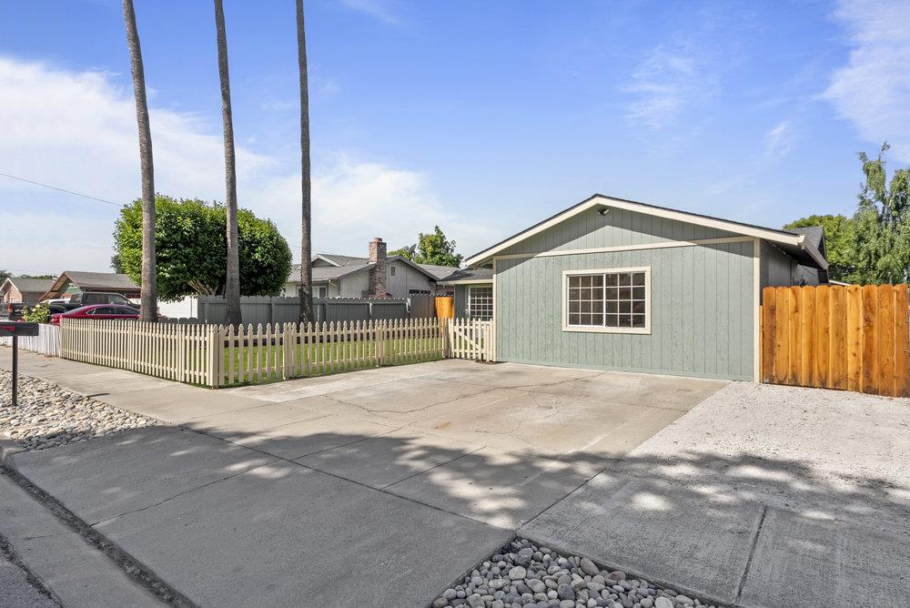 Detail Gallery Image 5 of 47 For 22 Line St, Hollister,  CA 95023 - 3 Beds | 2 Baths