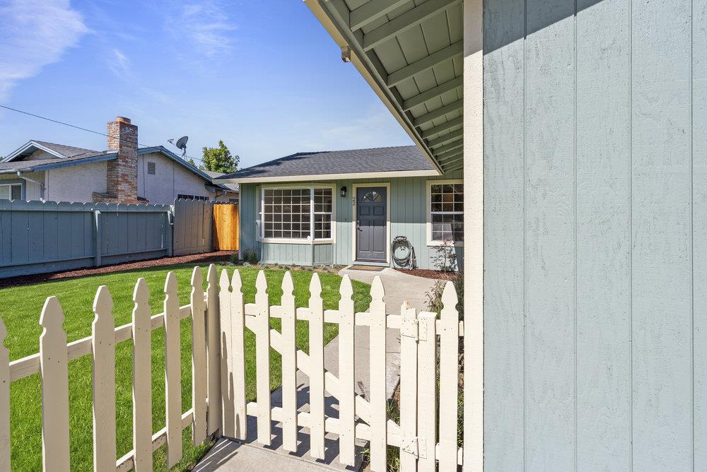 Detail Gallery Image 7 of 47 For 22 Line St, Hollister,  CA 95023 - 3 Beds | 2 Baths