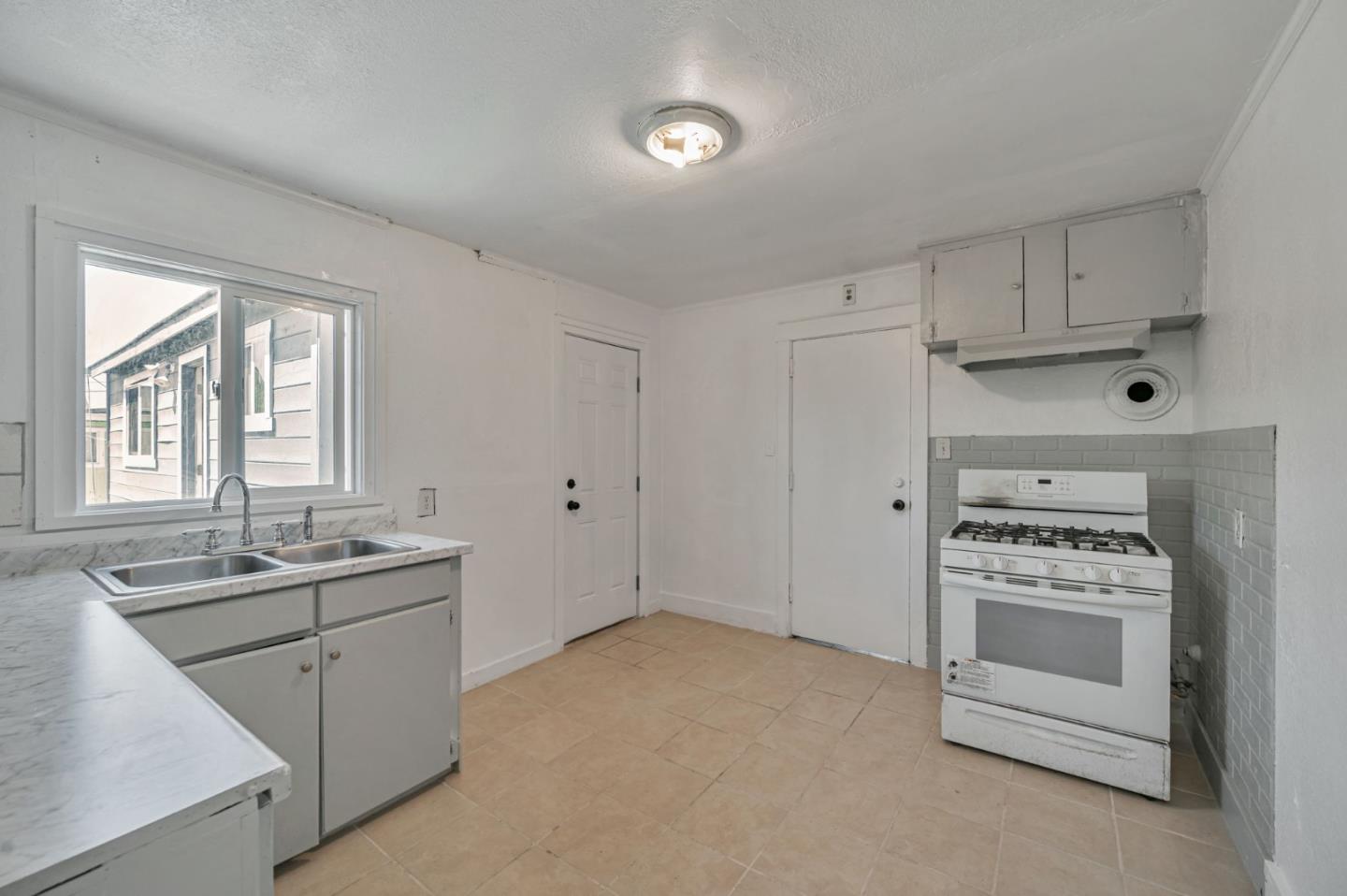Detail Gallery Image 4 of 19 For 877 6th Ave, San Bruno,  CA 94066 - 2 Beds | 1 Baths