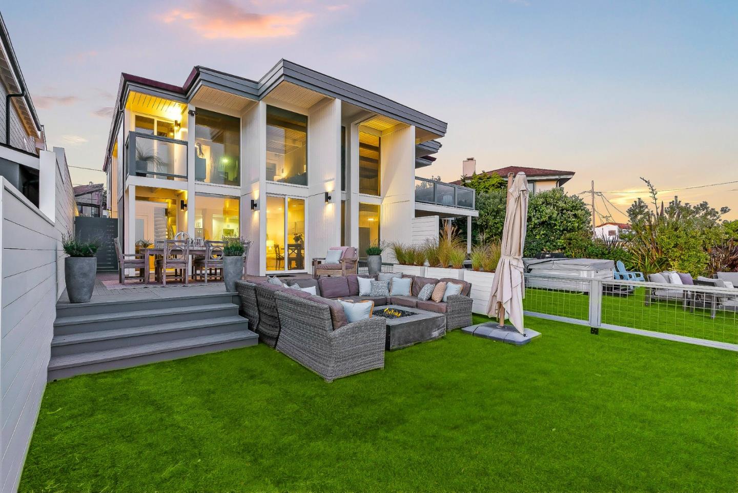 Detail Gallery Image 1 of 61 For 9 Rockview Dr, Santa Cruz,  CA 95062 - 4 Beds | 3 Baths