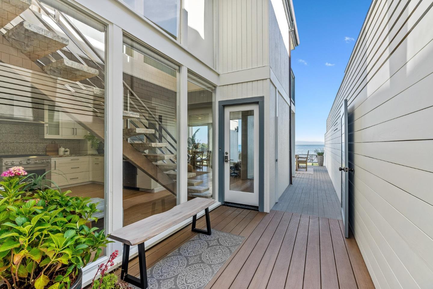 Detail Gallery Image 11 of 61 For 9 Rockview Dr, Santa Cruz,  CA 95062 - 4 Beds | 3 Baths