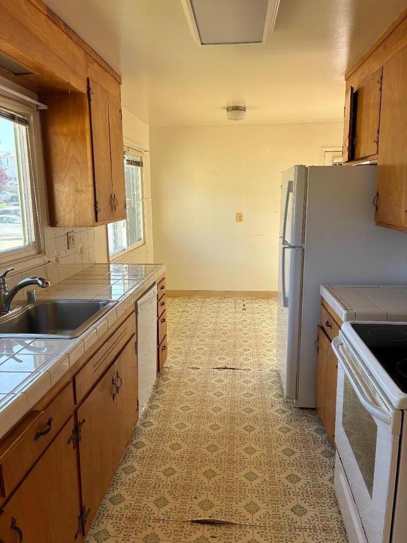 Detail Gallery Image 6 of 9 For 2475 Lexington Way, San Bruno,  CA 94066 - 3 Beds | 2 Baths