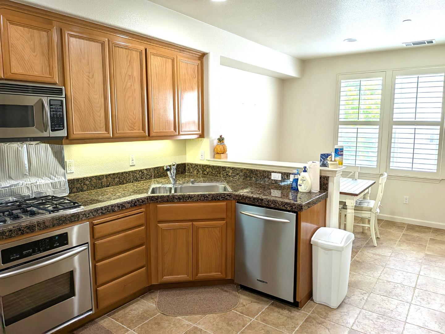 Detail Gallery Image 4 of 11 For 4028 Fitzpatrick Way, Santa Clara,  CA 95054 - 2 Beds | 2/1 Baths