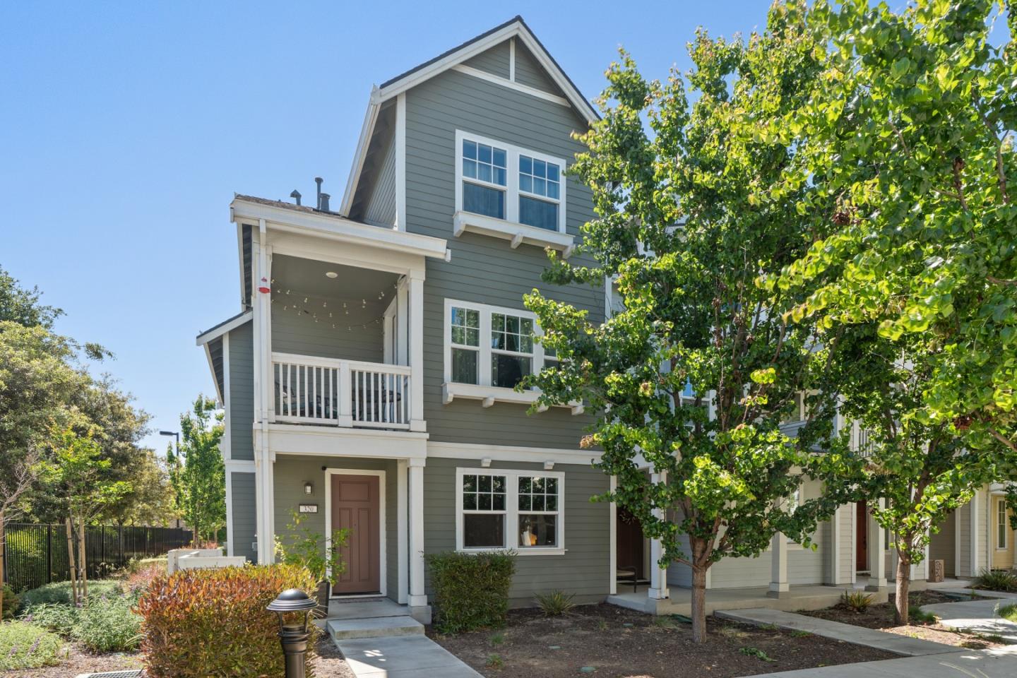 Detail Gallery Image 1 of 26 For 320 Circuit Way, Mountain View,  CA 94043 - 4 Beds | 3/1 Baths