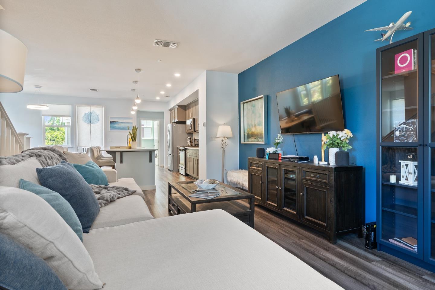 Detail Gallery Image 13 of 26 For 320 Circuit Way, Mountain View,  CA 94043 - 4 Beds | 3/1 Baths