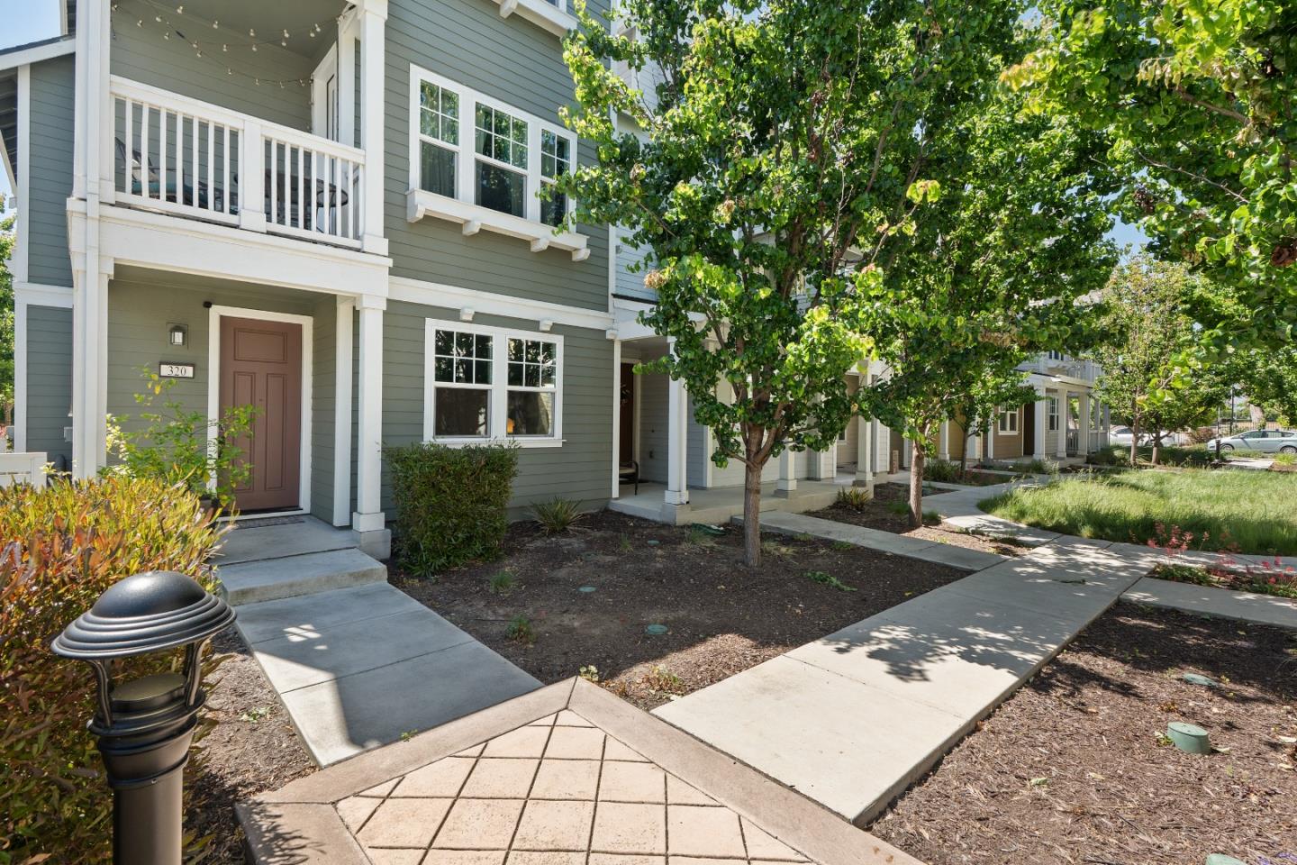 Detail Gallery Image 2 of 26 For 320 Circuit Way, Mountain View,  CA 94043 - 4 Beds | 3/1 Baths