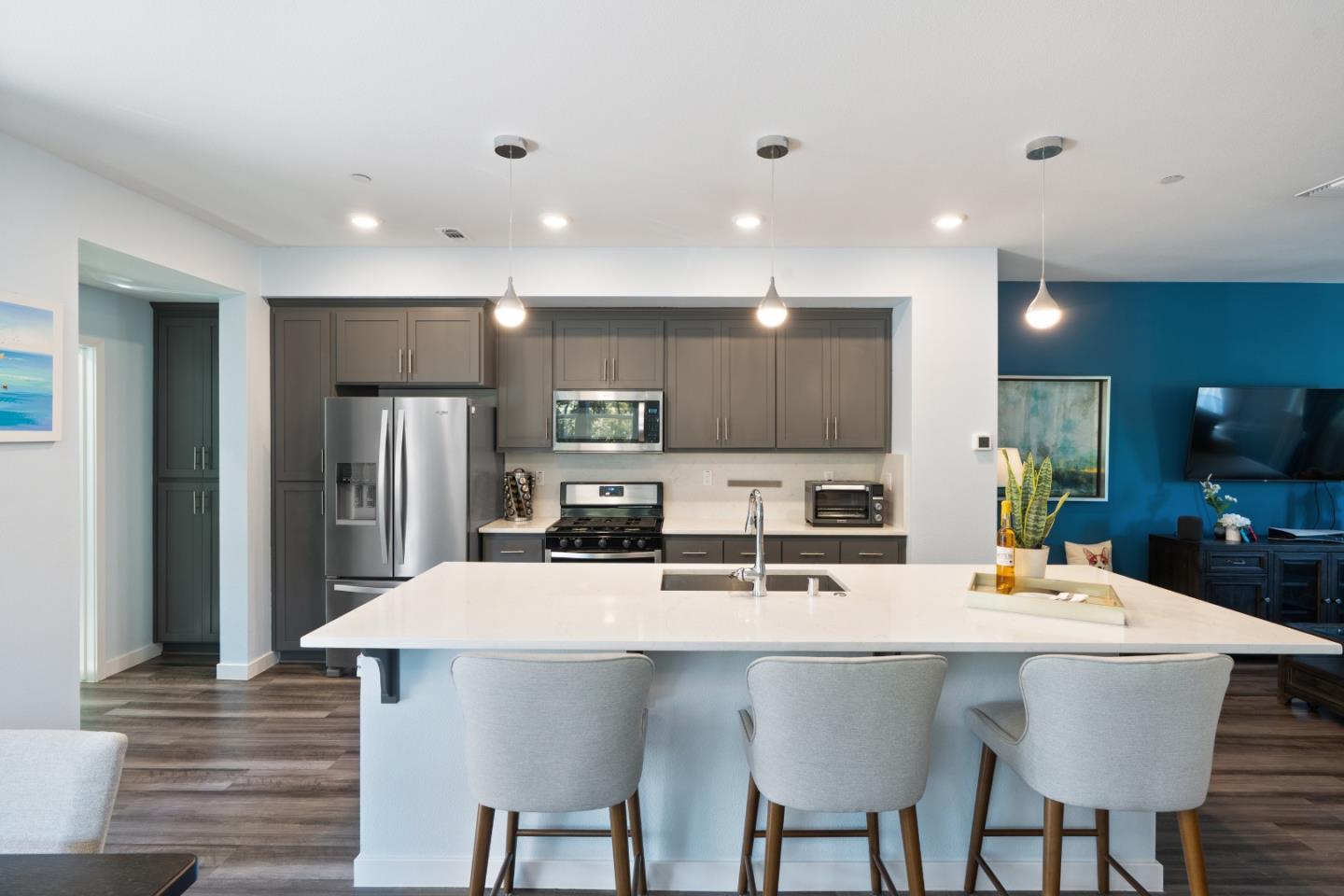 Detail Gallery Image 3 of 26 For 320 Circuit Way, Mountain View,  CA 94043 - 4 Beds | 3/1 Baths