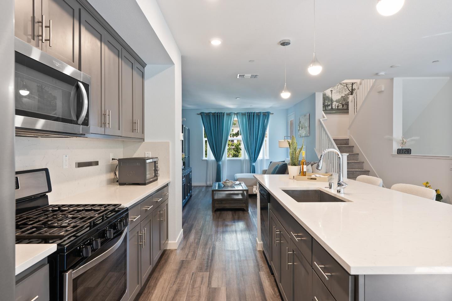 Detail Gallery Image 5 of 26 For 320 Circuit Way, Mountain View,  CA 94043 - 4 Beds | 3/1 Baths