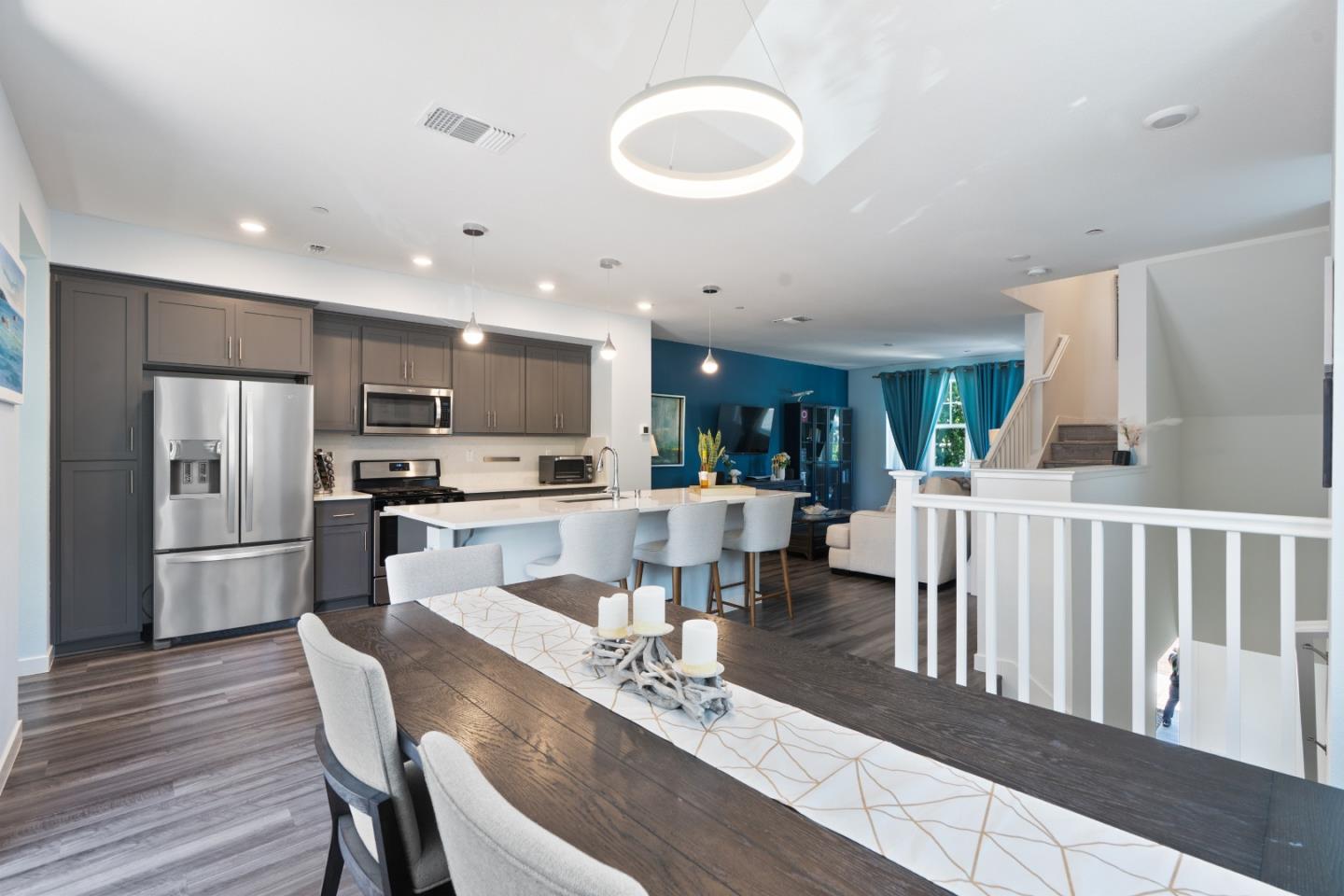 Detail Gallery Image 8 of 26 For 320 Circuit Way, Mountain View,  CA 94043 - 4 Beds | 3/1 Baths
