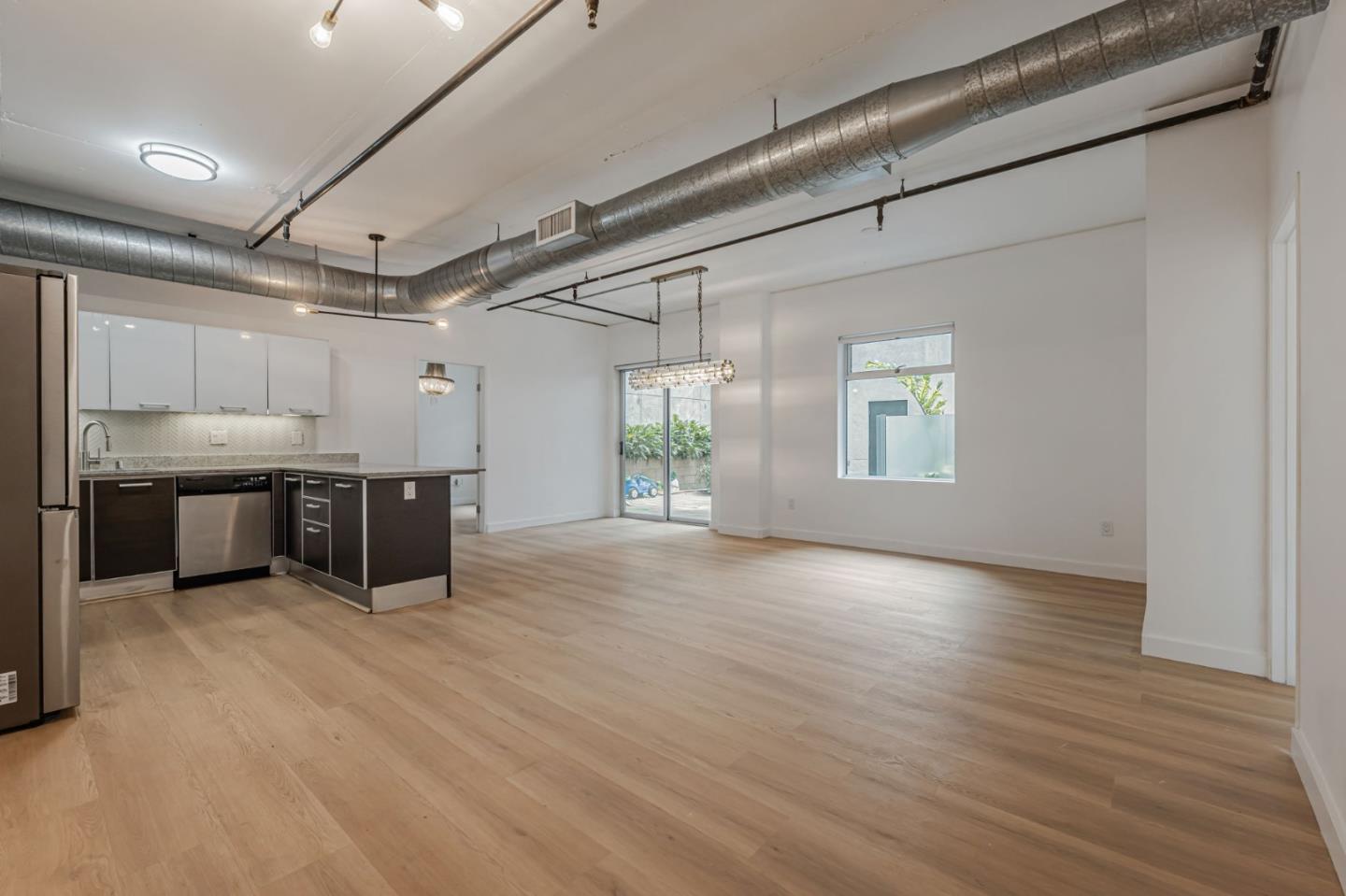 Detail Gallery Image 12 of 44 For 645 W 9th St #213,  Los Angeles,  CA 90015 - 2 Beds | 2 Baths