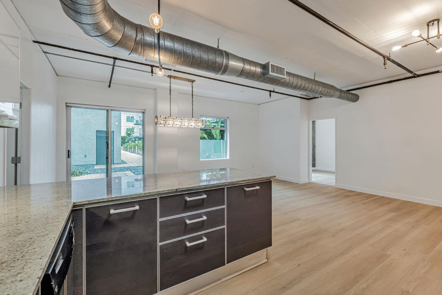 Detail Gallery Image 15 of 44 For 645 W 9th St #213,  Los Angeles,  CA 90015 - 2 Beds | 2 Baths