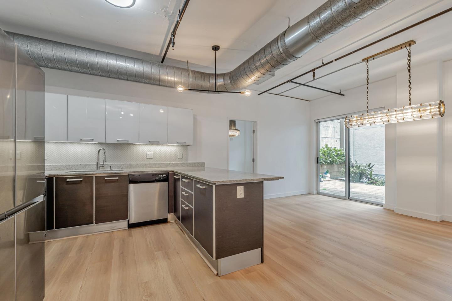 Detail Gallery Image 16 of 44 For 645 W 9th St #213,  Los Angeles,  CA 90015 - 2 Beds | 2 Baths