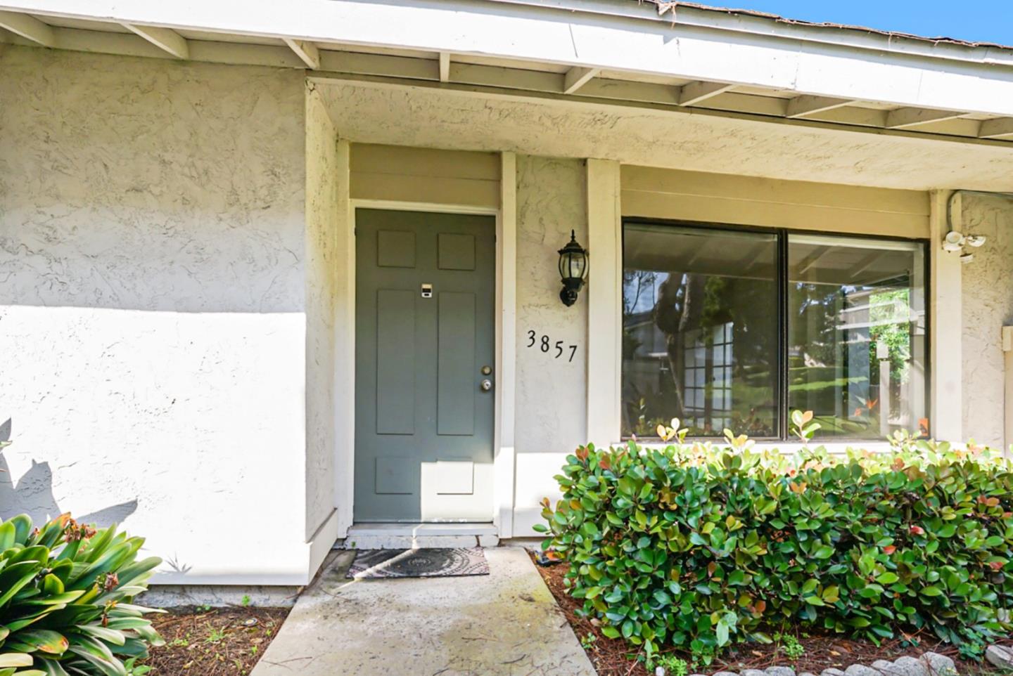 Detail Gallery Image 2 of 21 For 3857 Camino Lindo, San Diego,  CA 92122 - 2 Beds | 2 Baths