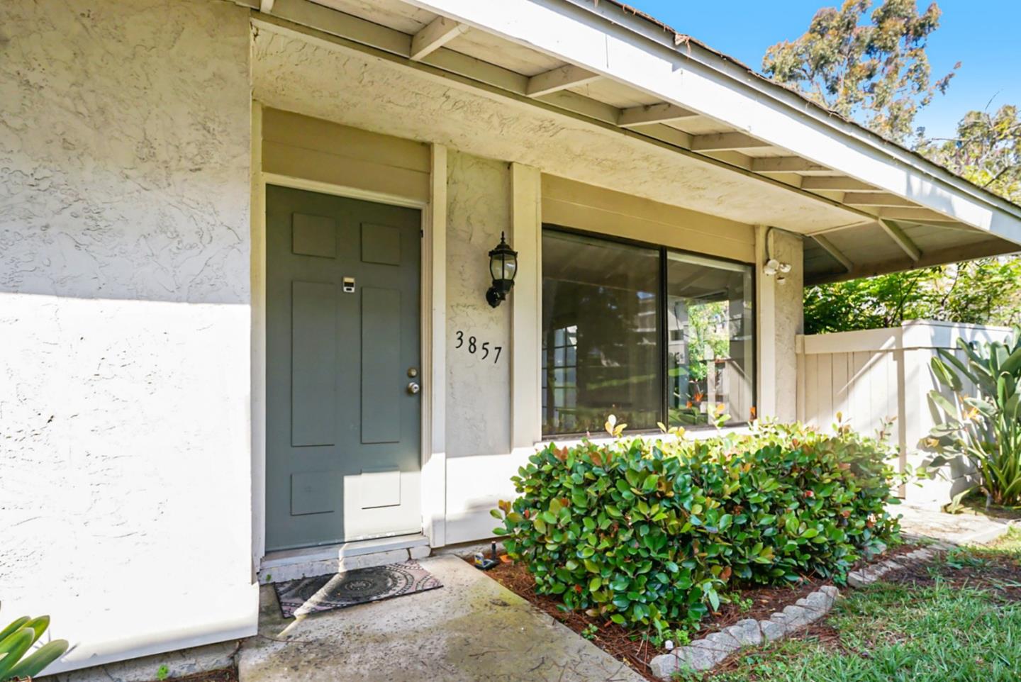 Detail Gallery Image 3 of 21 For 3857 Camino Lindo, San Diego,  CA 92122 - 2 Beds | 2 Baths