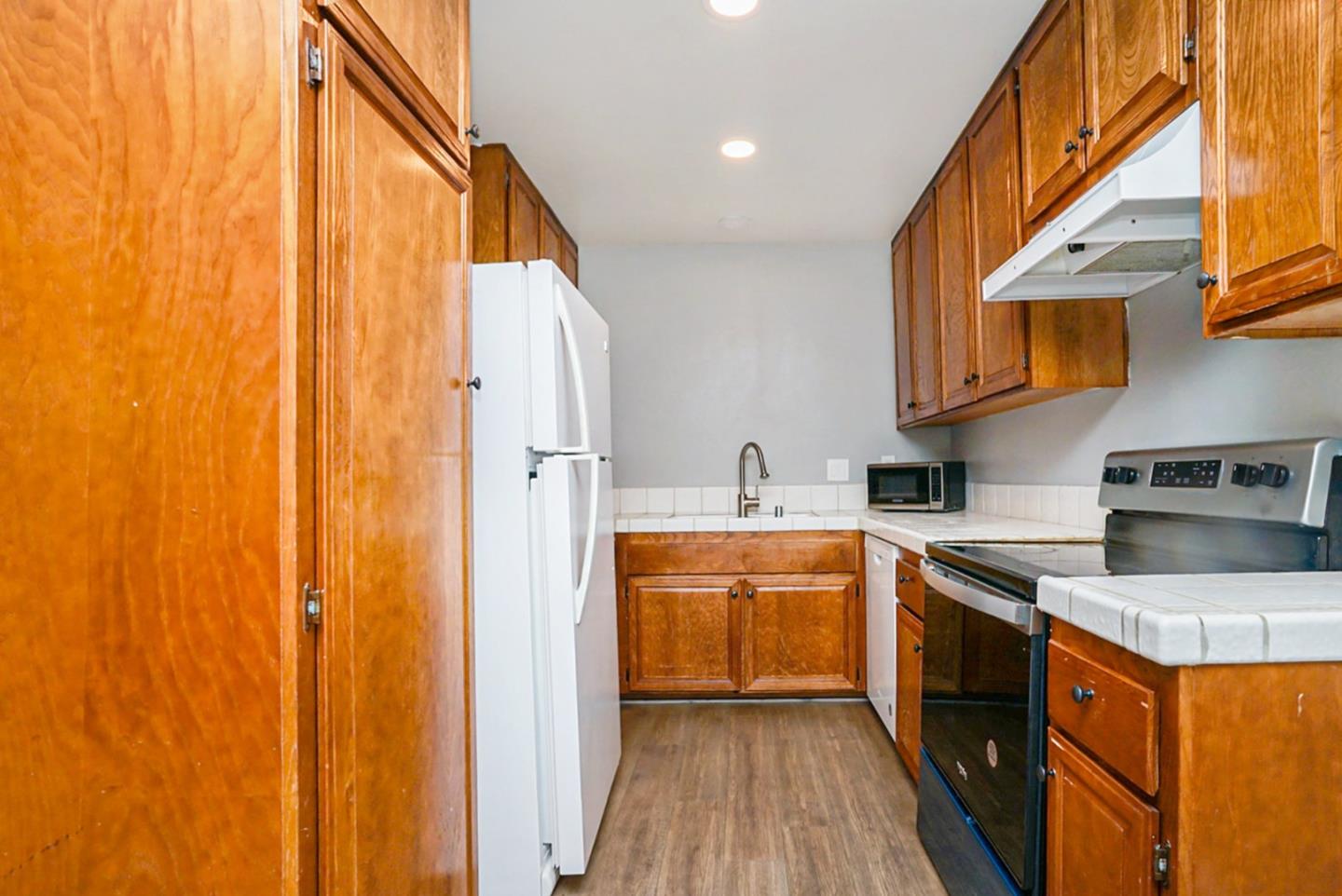Detail Gallery Image 7 of 21 For 3857 Camino Lindo, San Diego,  CA 92122 - 2 Beds | 2 Baths