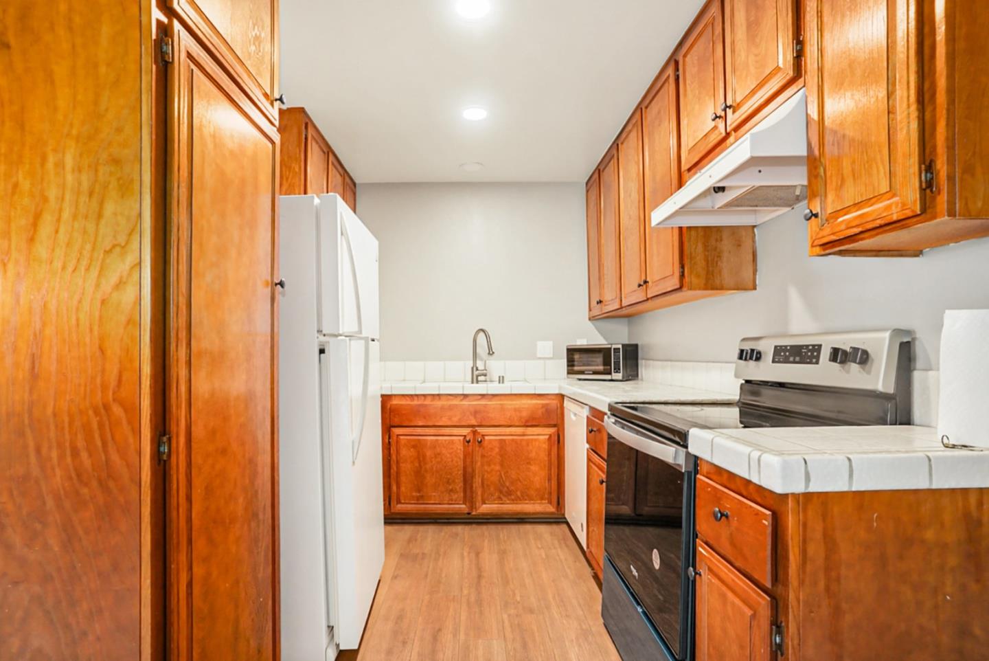 Detail Gallery Image 9 of 21 For 3857 Camino Lindo, San Diego,  CA 92122 - 2 Beds | 2 Baths