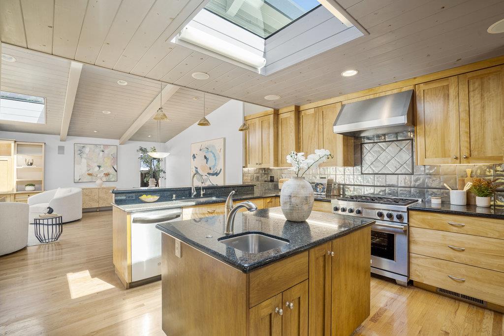 Detail Gallery Image 18 of 69 For 599 Dawn Dr, Sunnyvale,  CA 94087 - 4 Beds | 3 Baths