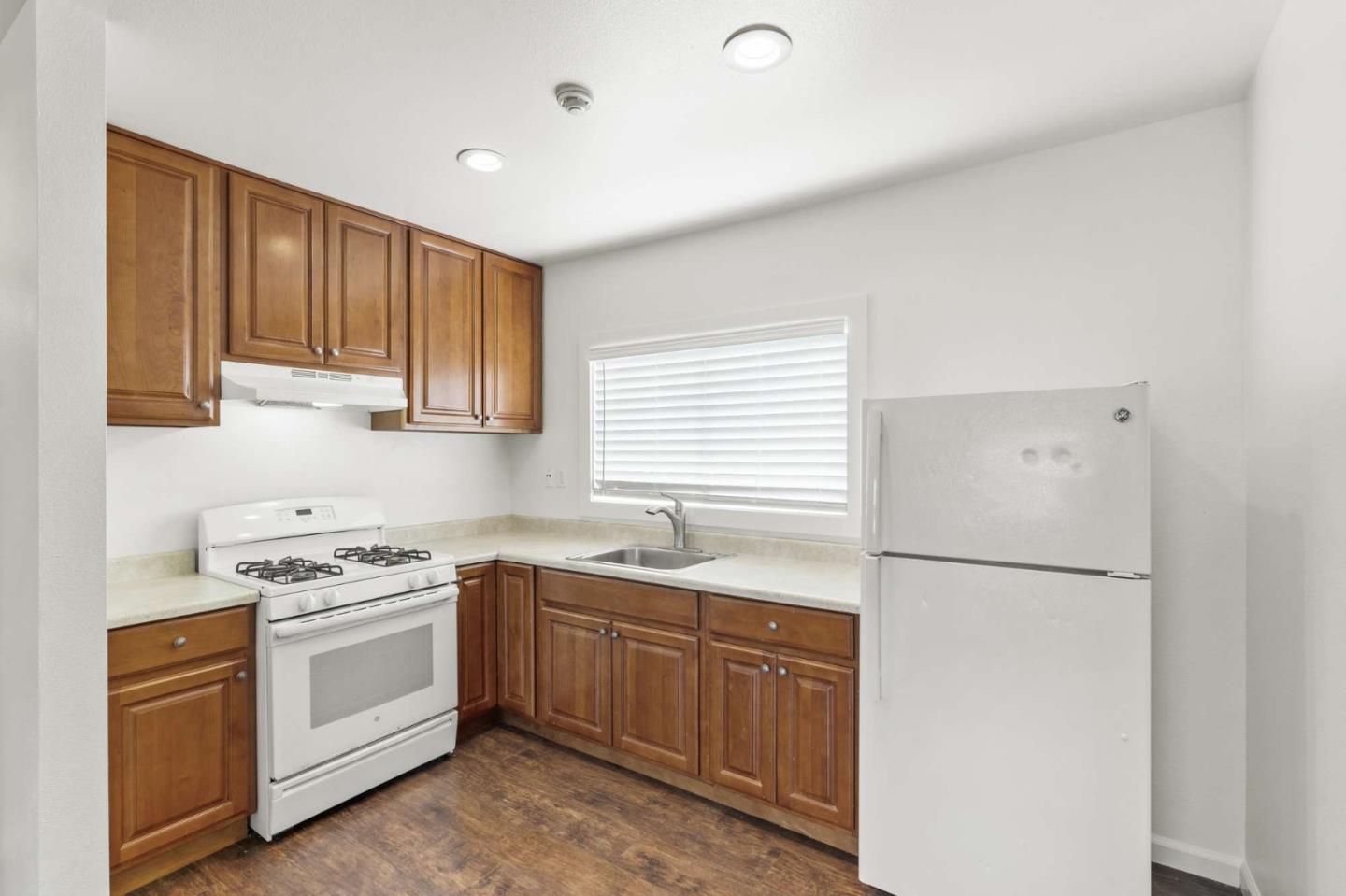 Detail Gallery Image 4 of 17 For 1015 S a St, Santa Rosa,  CA 95404 - – Beds | – Baths