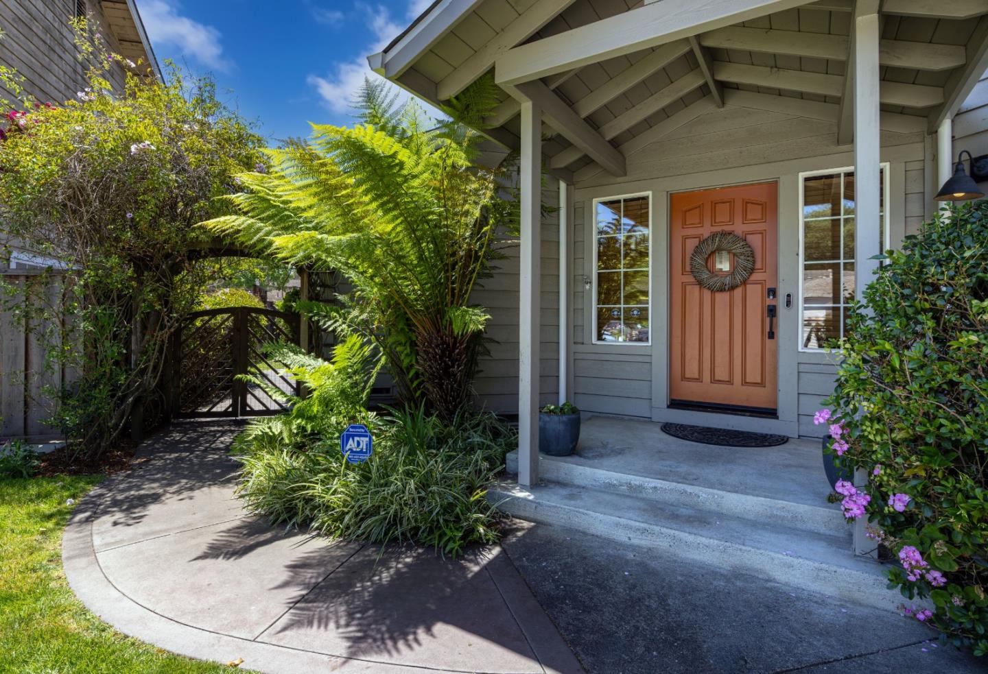 Detail Gallery Image 3 of 39 For 123 Reed Way, Santa Cruz,  CA 95060 - 3 Beds | 2/1 Baths
