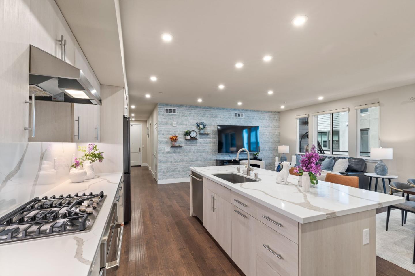 Detail Gallery Image 1 of 39 For 45049 Challenge #203,  Fremont,  CA 94538 - 3 Beds | 2 Baths