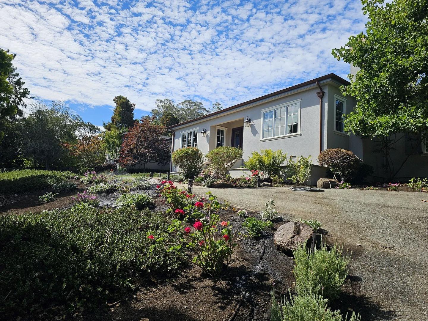 Detail Gallery Image 1 of 33 For 555 Darrell Rd, Hillsborough,  CA 94010 - 4 Beds | 2/1 Baths
