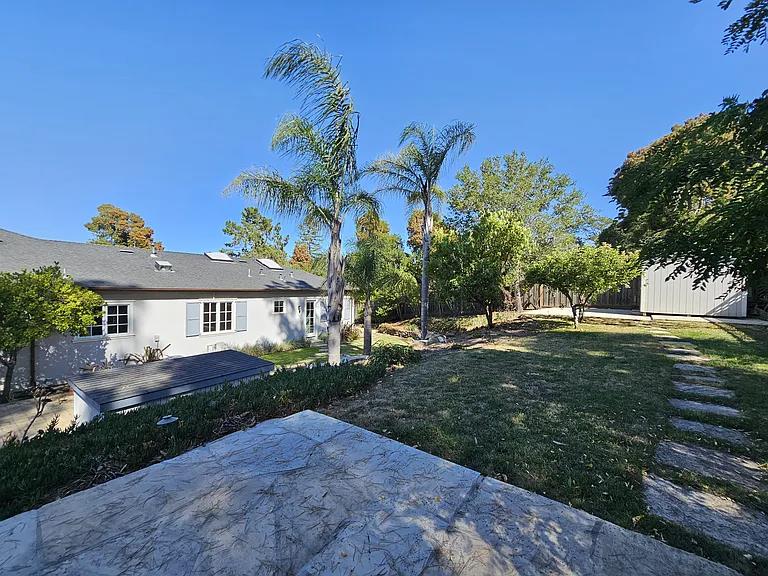 Detail Gallery Image 10 of 33 For 555 Darrell Rd, Hillsborough,  CA 94010 - 4 Beds | 2/1 Baths