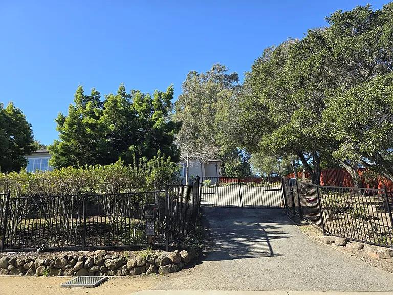 Detail Gallery Image 17 of 33 For 555 Darrell Rd, Hillsborough,  CA 94010 - 4 Beds | 2/1 Baths