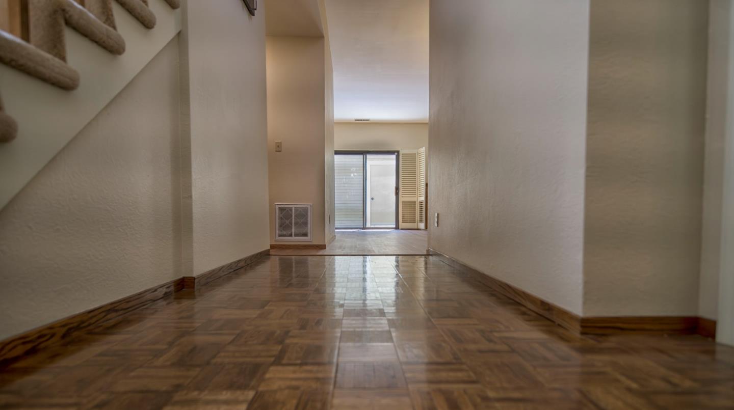 Detail Gallery Image 5 of 33 For 991 La Mesa Ter #D,  Sunnyvale,  CA 94086 - 2 Beds | 2/1 Baths