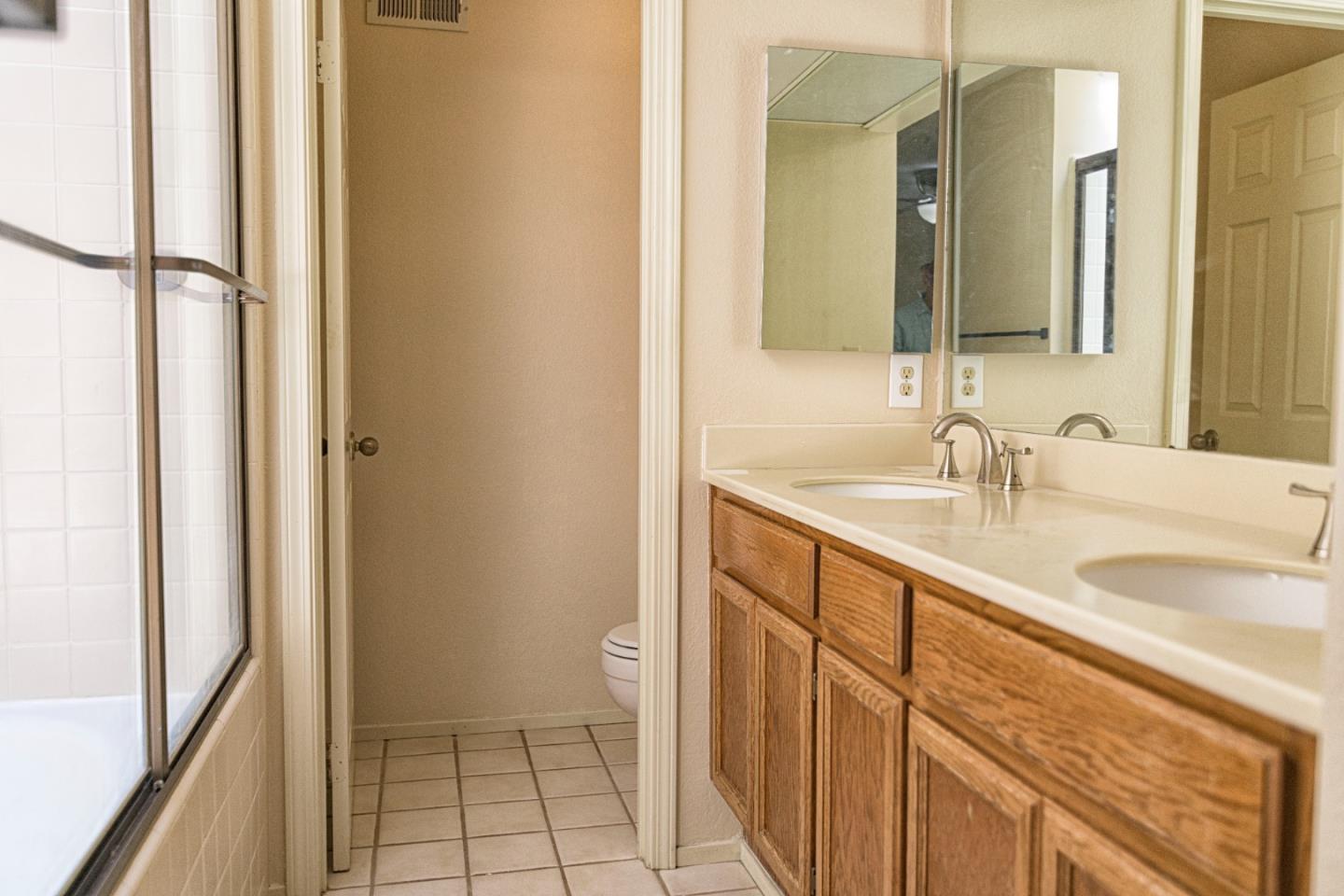 Detail Gallery Image 6 of 33 For 991 La Mesa Ter #D,  Sunnyvale,  CA 94086 - 2 Beds | 2/1 Baths