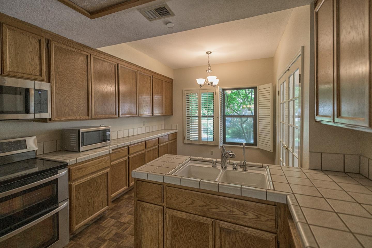 Detail Gallery Image 9 of 33 For 991 La Mesa Ter #D,  Sunnyvale,  CA 94086 - 2 Beds | 2/1 Baths