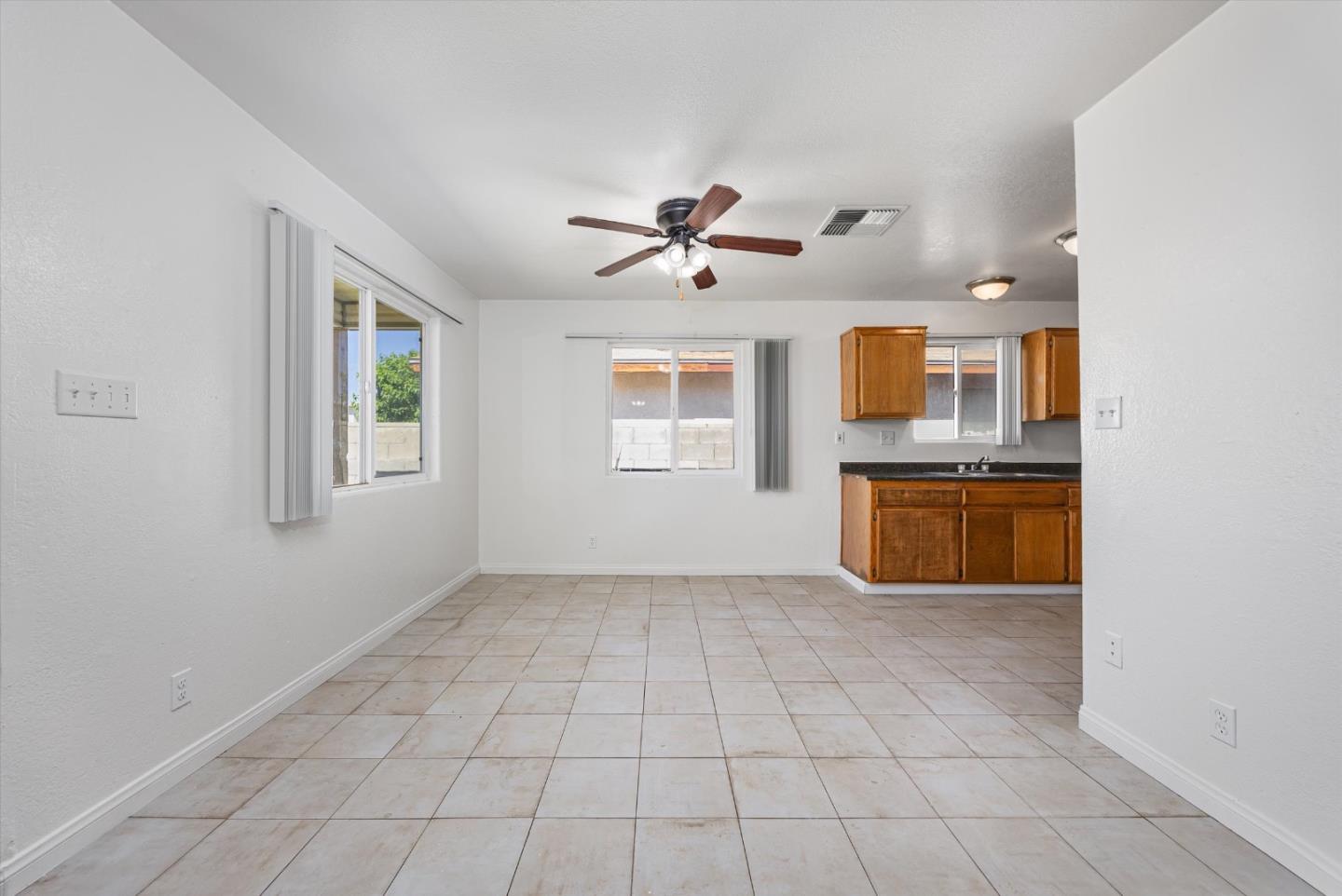 Detail Gallery Image 6 of 28 For 132 Center, Taft,  CA 93268 - 3 Beds | 1 Baths