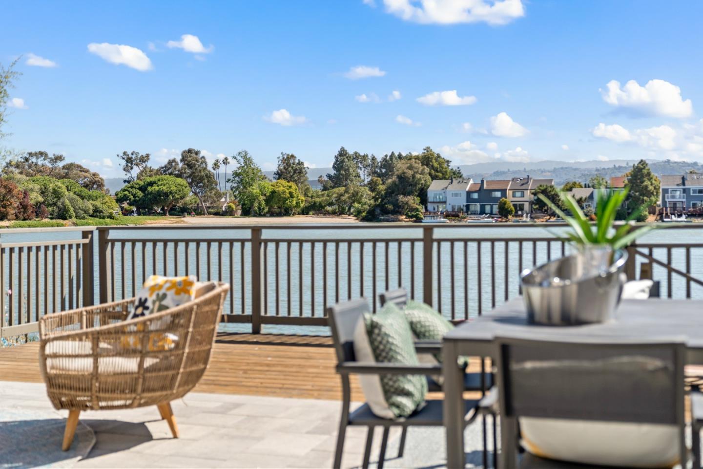 Detail Gallery Image 10 of 71 For 17 Spinnaker Pl, Redwood City,  CA 94065 - 3 Beds | 2/1 Baths