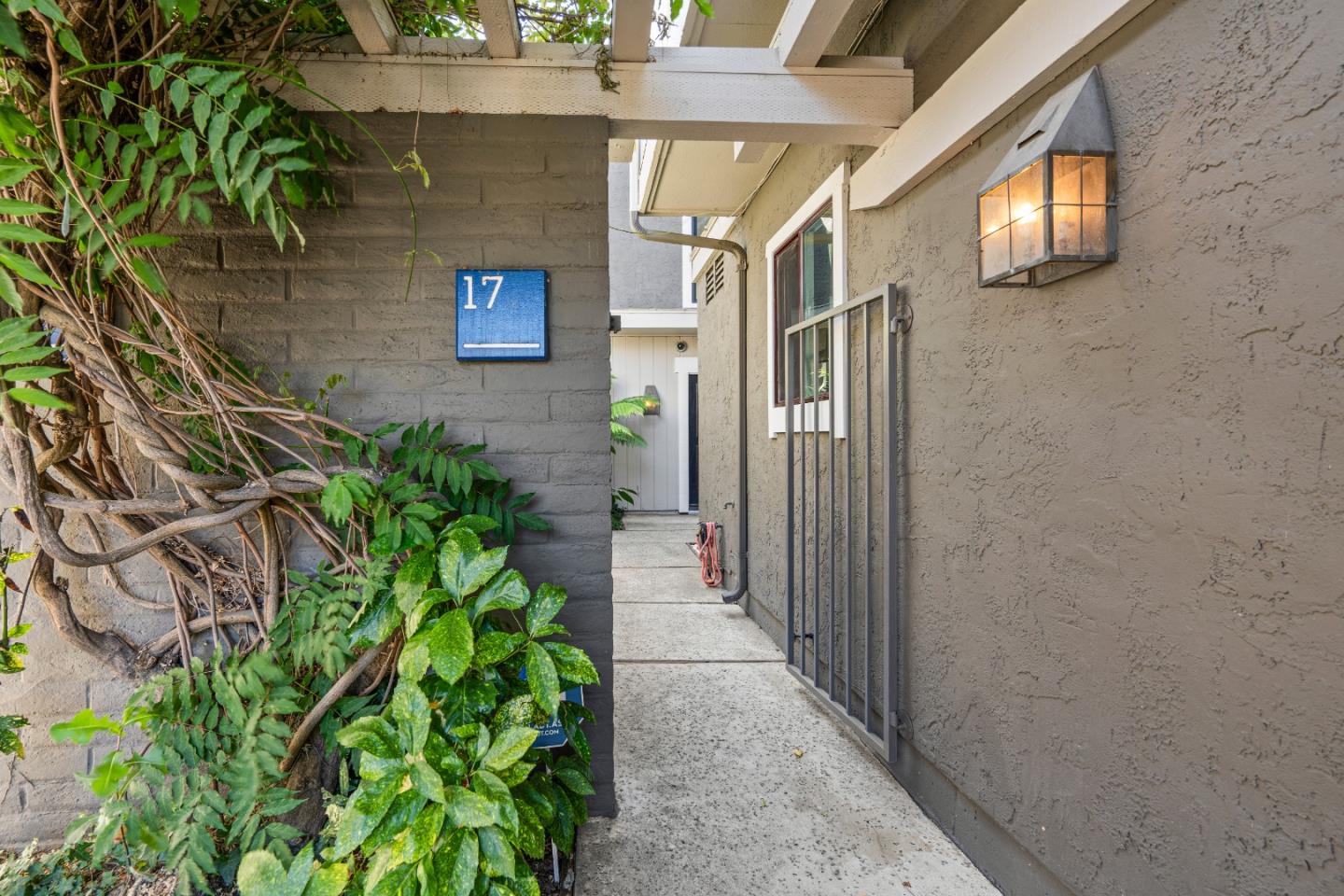 Detail Gallery Image 4 of 71 For 17 Spinnaker Pl, Redwood City,  CA 94065 - 3 Beds | 2/1 Baths