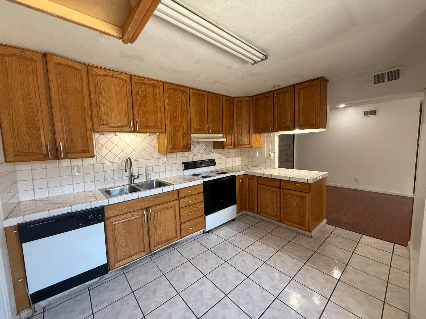 Detail Gallery Image 5 of 20 For 835 Saraband Way, San Jose,  CA 95122 - 3 Beds | 2 Baths