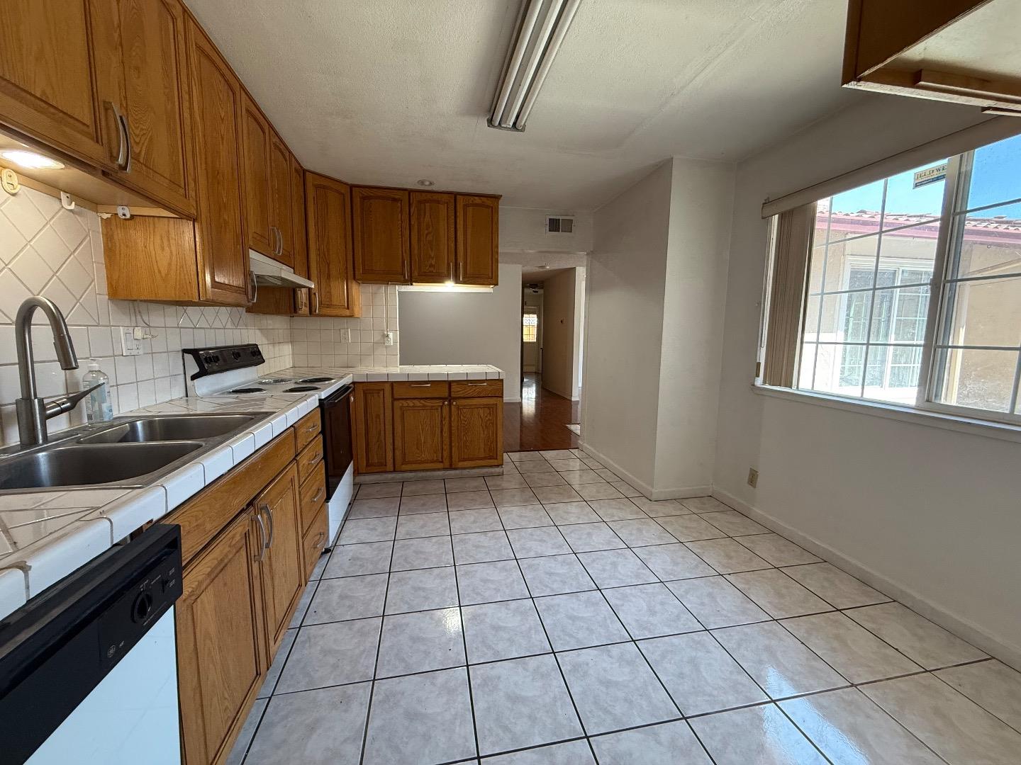 Detail Gallery Image 7 of 20 For 835 Saraband Way, San Jose,  CA 95122 - 3 Beds | 2 Baths