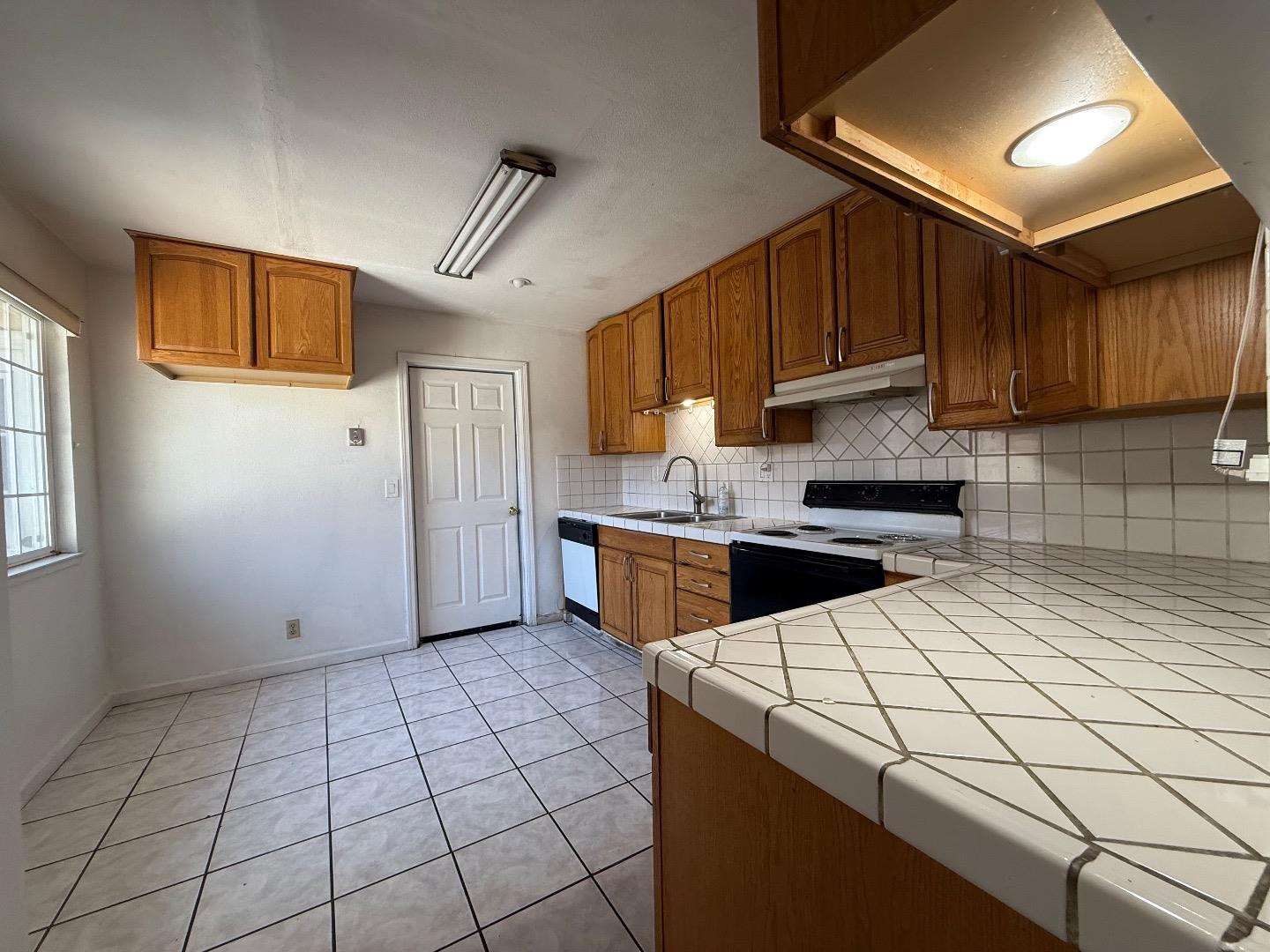 Detail Gallery Image 8 of 20 For 835 Saraband Way, San Jose,  CA 95122 - 3 Beds | 2 Baths