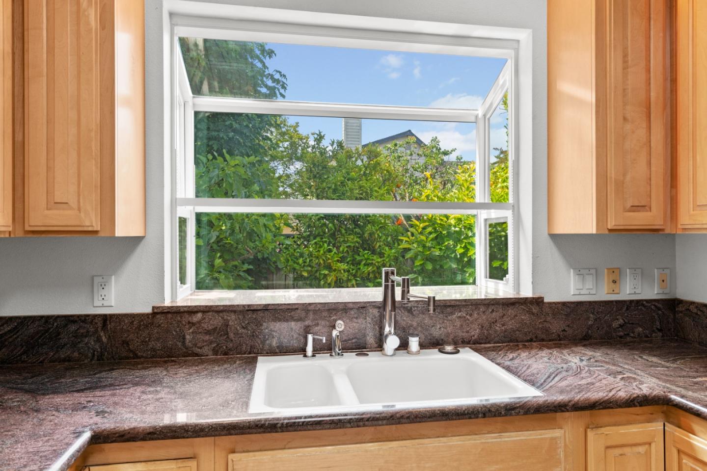 Detail Gallery Image 13 of 31 For 21818 Lomita Ave, Cupertino,  CA 95014 - 3 Beds | 3 Baths