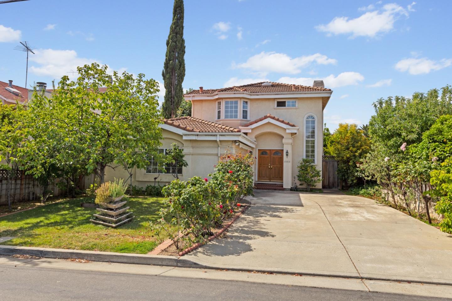 Detail Gallery Image 2 of 31 For 21818 Lomita Ave, Cupertino,  CA 95014 - 3 Beds | 3 Baths