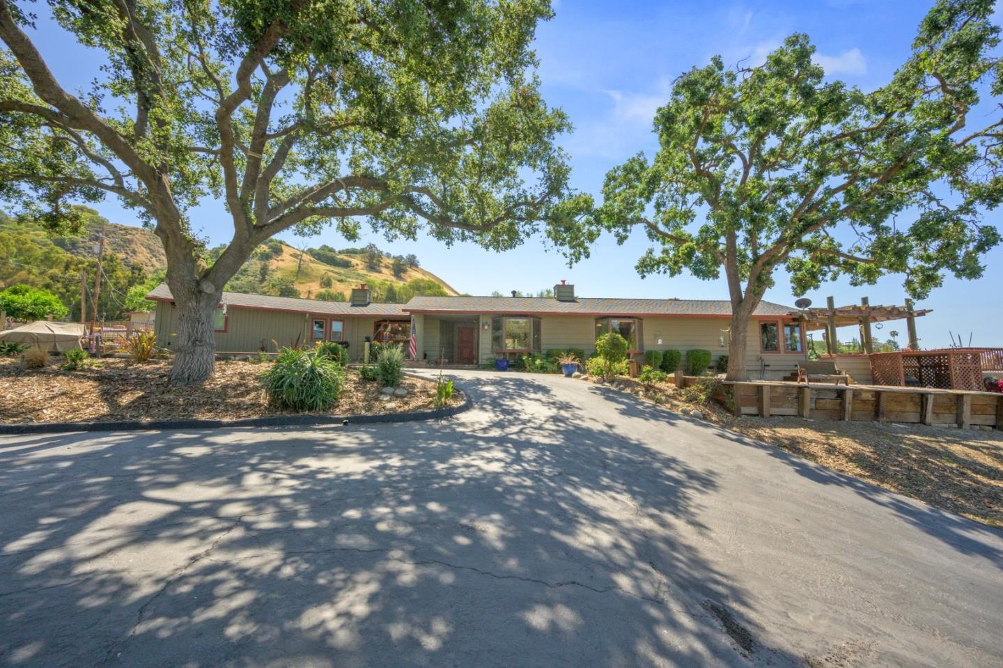 Detail Gallery Image 4 of 77 For 15946 Camino Vista Way, San Jose,  CA 95127 - 4 Beds | 2/1 Baths