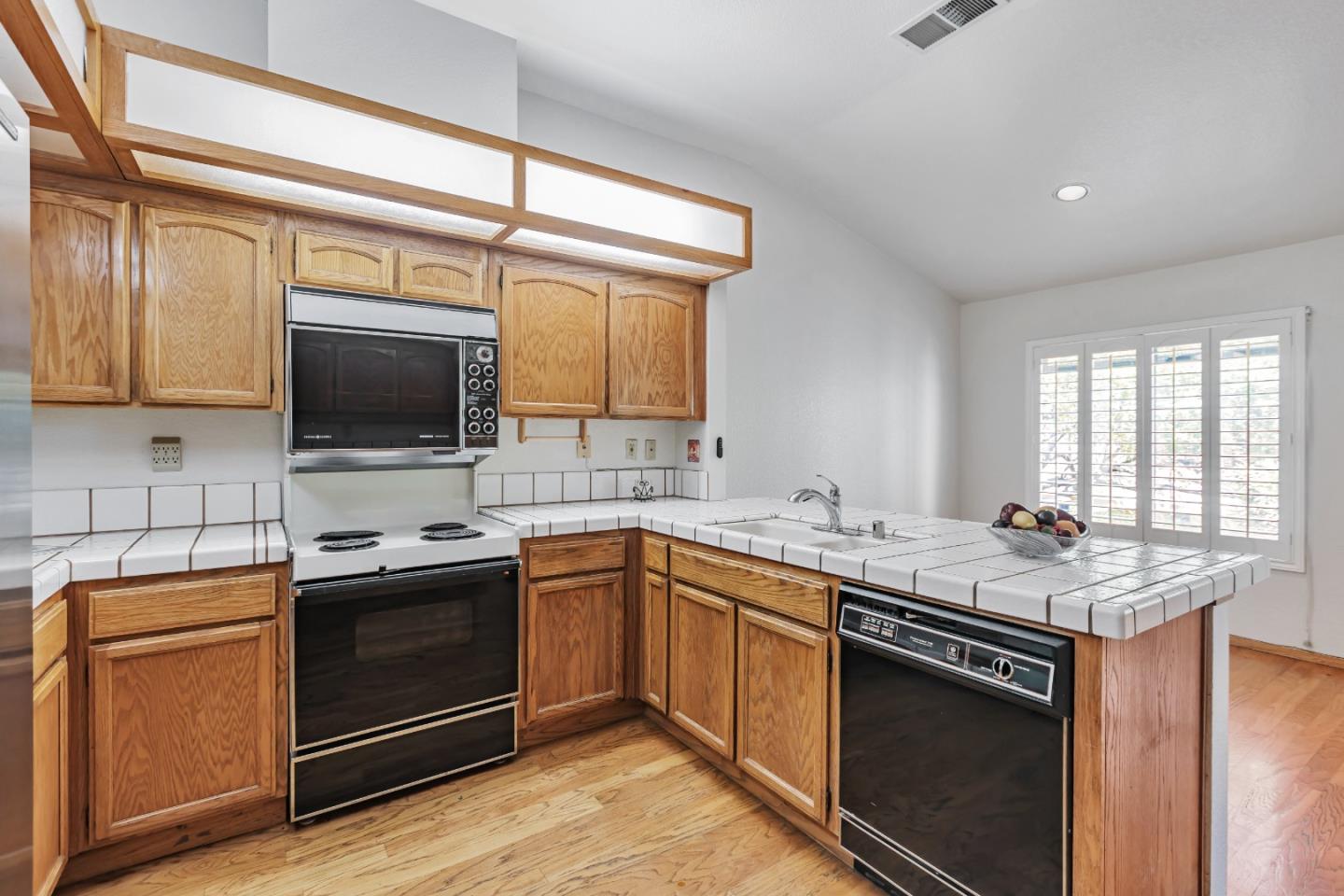 Detail Gallery Image 3 of 17 For 7713 Galloway Dr, San Jose,  CA 95135 - 2 Beds | 2 Baths