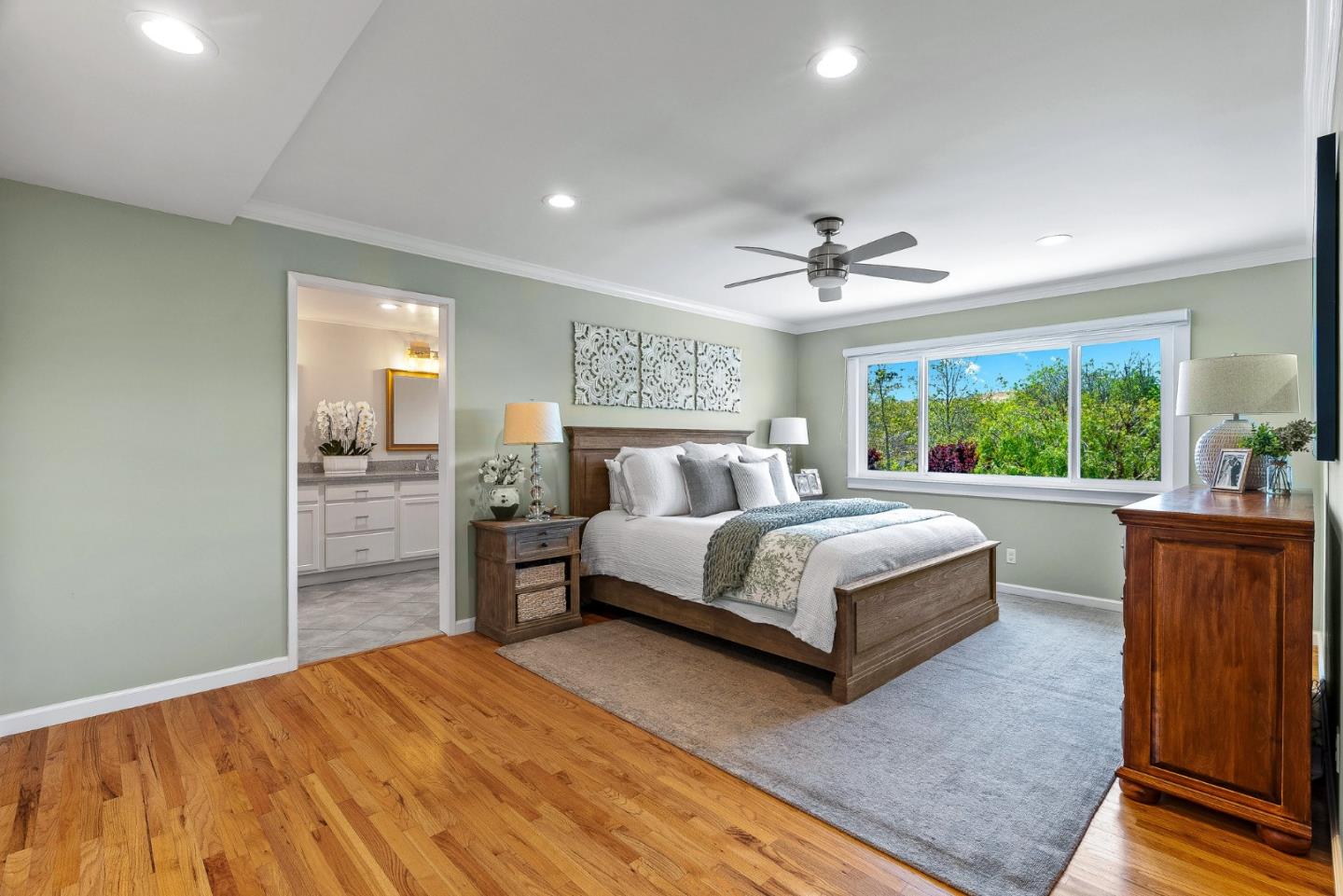 Detail Gallery Image 11 of 27 For 22390 Ortega Dr, Salinas,  CA 93908 - 4 Beds | 3 Baths
