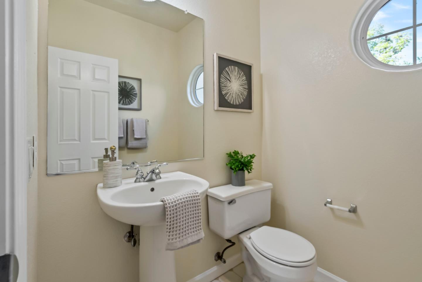 Detail Gallery Image 13 of 48 For 901 Stone Bridge Trail, Hollister,  CA 95023 - 3 Beds | 2/1 Baths